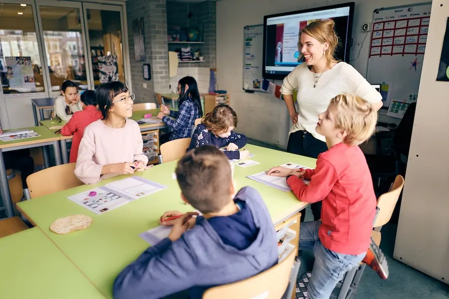 Rouw in de klas: leerkracht in gesprek met leerlingen